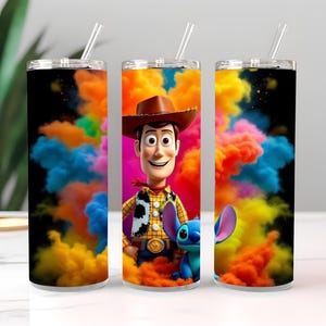 Puede incluir: Tres vasos de acero inoxidable con pajitas. Cada vaso presenta un dise&ntilde;o colorido con un fondo negro. Un vaso tiene una imagen de Woody de Toy Story y Stitch. Los otros dos vasos tienen un dise&ntilde;o de humo colorido.