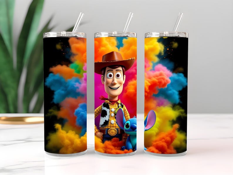 Puede incluir: Tres vasos de acero inoxidable con pajitas. Cada vaso presenta un dise&ntilde;o colorido con un fondo negro. Un vaso tiene una imagen de Woody de Toy Story y Stitch. Los otros dos vasos tienen un dise&ntilde;o de humo colorido.