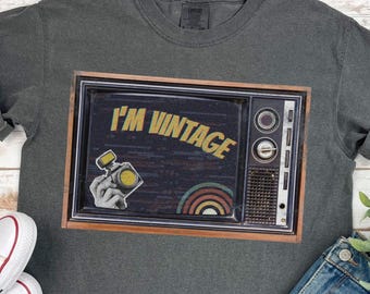 Comfort Colors I'm Vintage T-shirt, Vintage Distressed TV Set-skjorta, Överdimensionerad Retro TV-tröja, Retro-tröja med grafiska vintagevibbar, retro TV-skjorta