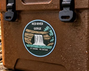 Klistermärke med vattenfallet i Red River Gorge | Runt vinylklistermärke med koordinater till Creation Falls, Rock Bridge Trail, Kentucky