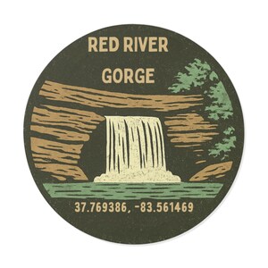 Puede incluir: Adhesivo circular con una escena de la naturaleza que presenta una cascada y el texto "RED RIVER GORGE". El diseño incluye una cascada, árboles y una masa de agua, con coordenadas en la parte inferior. La paleta de colores incluye tonos de verde, marrón y beige.