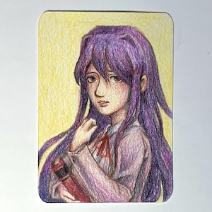 Peut inclure: Une carte artistique rectangulaire présentant un dessin au crayon de couleur d'un personnage aux longs cheveux violets vibrants et aux yeux violets. Le personnage porte une chemise à col clair avec un ruban rouge et tient un objet rouge sur fond jaune.