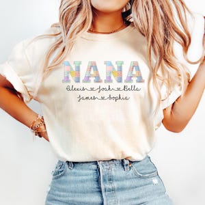 T-shirt personnalisé « Mamie » avec les noms de ses petits-enfants, Comfort Colors® en patchwork synthétique, cadeau pour la fête des mères, t-shirt personnalisé en fausses perles. Ivory