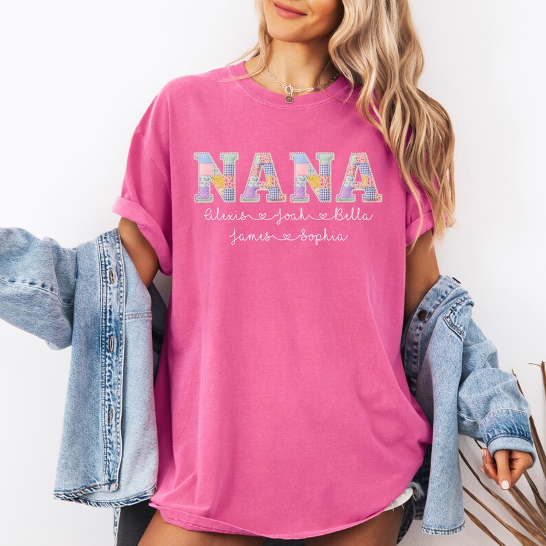 Peut inclure: Un t-shirt rose vif avec le mot "NANA" dans un motif patchwork. En dessous, les noms Alexis, Joah, Bella, James et Sophia sont imprim&eacute;s. Le t-shirt est de style d&eacute;contract&eacute;.