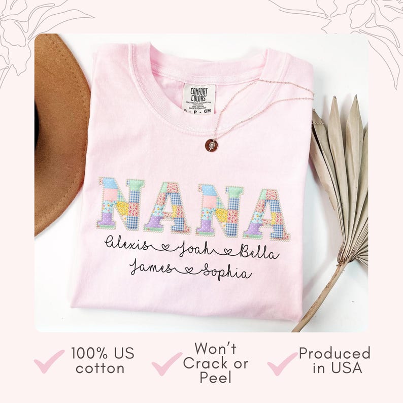 Peut inclure: Un t-shirt rose clair Comfort Colors avec le mot "NANA" brod&eacute; dans un motif patchwork. En dessous, les noms Alexis, Joah, Bella, James et Sophia. Un collier en or avec un pendentif est pos&eacute; sur le t-shirt.