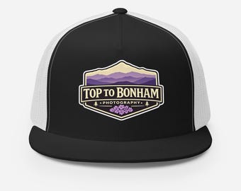 ボナム・フォトグラフィーのトラッカーハット – マウンテンロゴとライラックのアクセント