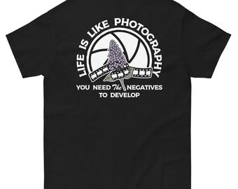 人生は写真のようだ ダークTシャツ – インスピレーションあふれるグラフィックTシャツ