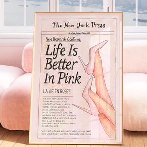 Poster con stampa artistica "La vita è migliore in rosa", poster rosa, poster di giornale, poster femminile, arte murale femminile, poster estetico, stampa preppy rosa