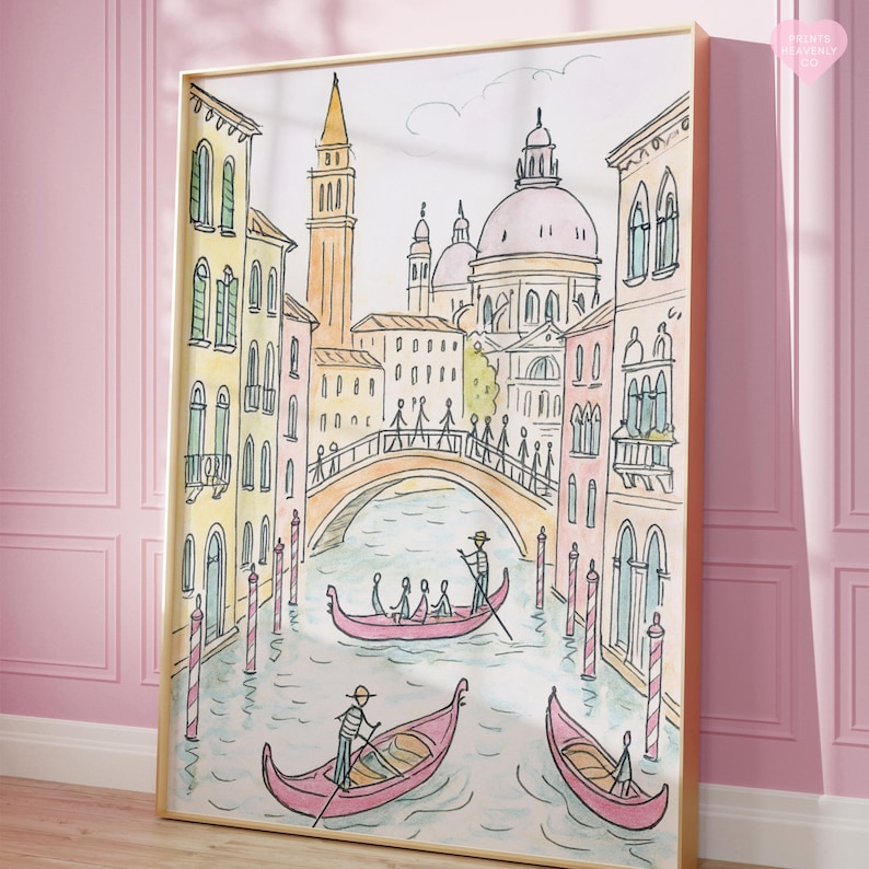 K&ouml;nnte beinhalten: Aquarelldruck einer venezianischen Kanalszene. Das Kunstwerk zeigt Gondeln, eine Br&uuml;cke und Geb&auml;ude in Gelb-, Rosa- und Oranget&ouml;nen. Das Bild ist in einem goldfarbenen Rahmen gerahmt. Der Text "PRIVATE HEAVENLY CO" befindet sich oben rechts.