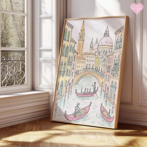 K&ouml;nnte beinhalten: Ein gerahmter Aquarelldruck von Venedig, Italien, mit Gondeln auf Kan&auml;len, einer Br&uuml;cke und farbenfrohen Geb&auml;uden. Das Kunstwerk hat eine helle, pastellfarbene Farbpalette mit rosa Gondeln und einem Holzrahmen.