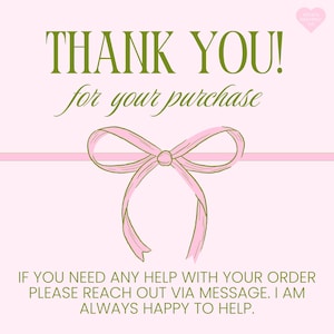 Pu&ograve; includere: Sfondo rosa con la scritta "THANK YOU! for your purchase" in verde e un'illustrazione di fiocco rosa. Il testo aggiuntivo in basso recita "IF YOU NEED ANY HELP WITH YOUR ORDER PLEASE REACH OUT VIA MESSAGE. I AM ALWAYS HAPPY TO HELP."