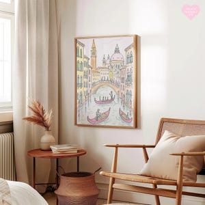 K&ouml;nnte beinhalten: Ein gerahmter Kunstdruck, der eine farbenfrohe venezianische Kanalszene darstellt. Das Kunstwerk zeigt Gondeln, eine Br&uuml;cke und Geb&auml;ude in Gelb-, Rosa- und Blaut&ouml;nen. Der Druck wird an einer wei&szlig;en Wand neben einem Holzstuhl und einem kleinen Beistelltisch gezeigt.