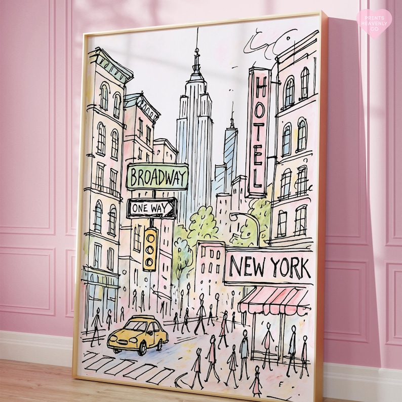 Pu&ograve; includere: Una stampa artistica incorniciata di una scena di strada di New York City. L'opera presenta l'Empire State Building, un cartello stradale di Broadway, un taxi giallo e pedoni. Sono visibili anche le parole "NEW YORK" e "HOTEL". L'opera &egrave; in stile schizzo con accenti ad acquerello.