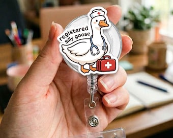 Portatarjetas de identificación retráctil para enfermeras con forma de ganso, "Ganso Tonto Registrado", clip acrílico, ideal para uso médico o como regalo para la oficina de enfermería.