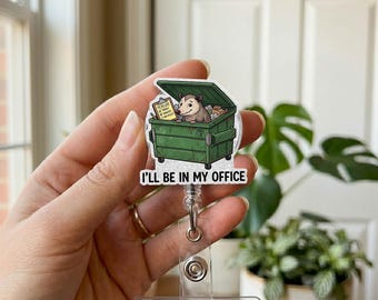 Portatarjetas retráctil para oficina con diseño de zarigüeya y contenedor de basura, portatarjetas retráctil para identificación con diseño de mapache "Estaré en mi oficina", clip para credencial de enfermera.