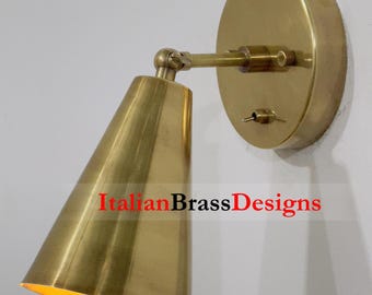 Aplique de pared de latón moderno de mediados de siglo / Lámpara de pared con pantalla cónica ajustable con interruptor / Iluminación interior de estilo industrial vintage