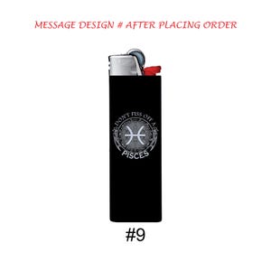 Pu&ograve; includere: Accendino nero con parte superiore argentata e dettagli rossi. L'accendino presenta un design zodiacale dei Pesci con la scritta "DON'T PISS OFF A PISCES". Il numero "9" &egrave; stampato in basso.
