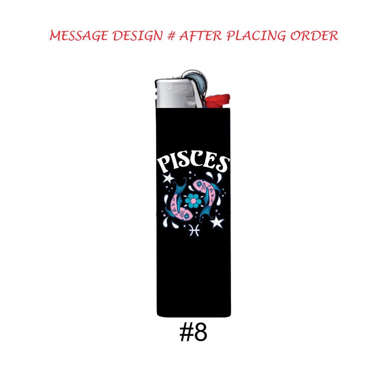 Pu&ograve; includere: Accendino nero con un design dei Pesci. Il design presenta due pesci rosa, un fiore blu, stelle e la parola "PISCES" in bianco. Il numero "#8" &egrave; in basso.