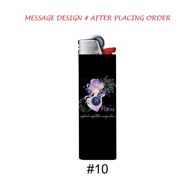 Pu&ograve; includere: Accendino nero con un design dei Pesci. Il design presenta una donna con i capelli viola, il simbolo dei Pesci e le parole "Pisces, mystical empathetic imagination". Il numero 10 &egrave; in basso.