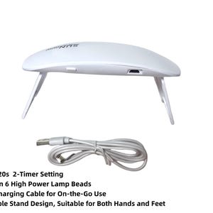 K&ouml;nnte beinhalten: Eine wei&szlig;e Nagellampe mit faltbarem St&auml;nder und USB-Ladekabel. Merkmale sind eine 60s/120s-Timer-Einstellung und eingebaute Lampenperlen. Geeignet f&uuml;r H&auml;nde und F&uuml;&szlig;e.