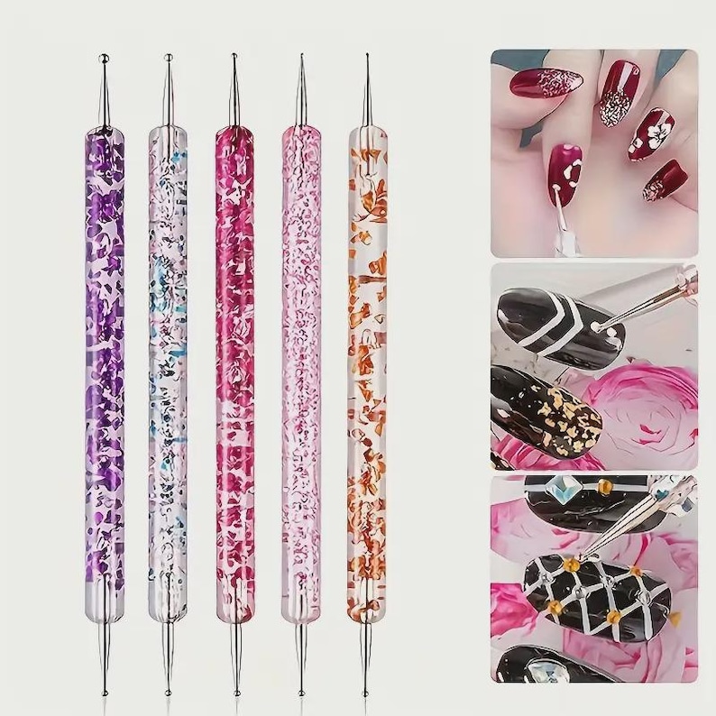 K&ouml;nnte beinhalten: Set aus f&uuml;nf Nailart-Dotting-Tools mit transparenten Griffen, die mit floralen Mustern in Lila, Blau, Rosa und Orange verziert sind. Jedes Werkzeug hat eine Metallspitze f&uuml;r detaillierte Nailart-Designs. Beispiele f&uuml;r Nailart werden gezeigt.