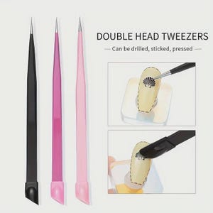 K&ouml;nnte beinhalten: Drei doppelseitige Pinzetten in Schwarz, Magenta und Rosa. Der Text "DOUBLE HEAD TWEEZERS" wird &uuml;ber zwei Illustrationen angezeigt, die die Pinzetten in Gebrauch zeigen. Der Text darunter lautet "- Can be drilled, sticked, pressed -."