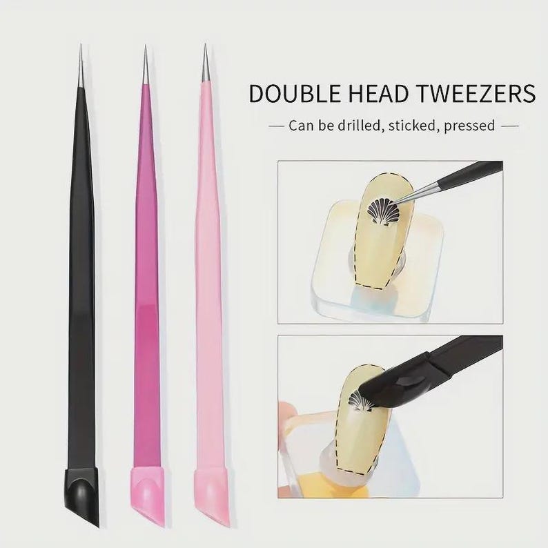 K&ouml;nnte beinhalten: Drei doppelseitige Pinzetten in Schwarz, Magenta und Rosa. Der Text "DOUBLE HEAD TWEEZERS" wird &uuml;ber zwei Illustrationen angezeigt, die die Pinzetten in Gebrauch zeigen. Der Text darunter lautet "- Can be drilled, sticked, pressed -."