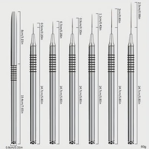 K&ouml;nnte beinhalten: Ein Set aus neun silberfarbenen Metall-Punktwerkzeugen in verschiedenen Gr&ouml;&szlig;en, mit Ma&szlig;en in Zentimetern und Zoll. Die Werkzeuge sind zwischen 0,8 cm und 19,4 cm lang und haben einen Durchmesser von 0,5 cm bis 2,5 cm. Werkzeuge f&uuml;r Nailart und Basteln.