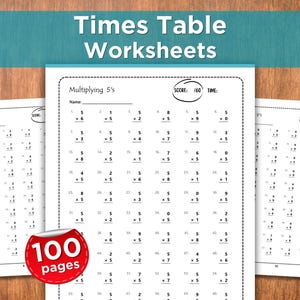 Könnte beinhalten: Weiße Arbeitsblätter mit Multiplikationsaufgaben, darunter "Multiplying 2's" und "Multiplying 5's". Die Arbeitsblätter haben einen Abschnitt "SCORE: 160" und sind mit "Times Table Worksheets" beschriftet. Ein roter Aufkleber zeigt "100 Seiten" an.
