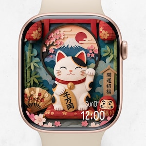 Può includere: Uno smartwatch con cinturino chiaro e display digitale che mostra un'illustrazione in stile carta ritagliata con un gatto portafortuna, il Monte Fuji, fiori di ciliegio, un torii rosso, una bambola Daruma e testo giapponese "千万両" e "開運招福".