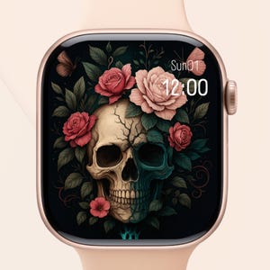 Może przedstawiać: Zegarek smartwatch w kolorze różowego złota z czarnym ekranem wyświetlającym wzór czaszki. Czaszka jest w połowie beżowa, w połowie turkusowa, otoczona czerwonymi i różowymi różami, zielonymi liśćmi i motylem. Godzina to 12:00.