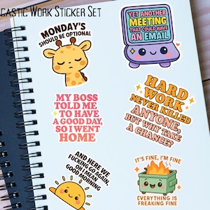 Op de afbeelding: Een set sarcastische werkstickers op een spiraalgebonden notitieboek. De stickers bevatten humoristische zinnen en illustraties, waaronder een giraffe, een laptop, een vuur in een vuilnisbak en een zon. De tekst op de stickers bevat zinnen als "Monday's should be optional".