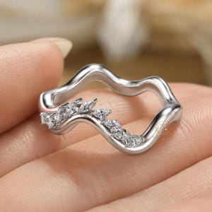 Anillo de diamantes talla marquesa en oro de 9K, 14K y 18K / Anillo apilable con forma de hoja curva / Regalo de aniversario para ella / Anillo de compromiso para ella / Para uso diario
