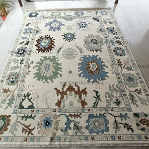 Hand-Knotted Oushak Wool Rug: 6x9 Classic Floral Flatweave