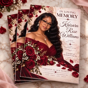 Peut inclure: Un livret de programme funéraire avec le portrait d'une personne aux longs cheveux foncés portant des lunettes et une robe rouge foncé. La couverture affiche le texte IN LOVING MEMORY, Kaisara Rose Williams, les dates et FOREVER IN OUR HEARTS.
