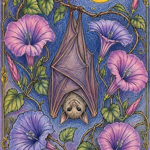 Pode incluir: Ilustra&ccedil;&atilde;o detalhada de um morcego pendurado de cabe&ccedil;a para baixo em um galho, cercado por flores de gl&oacute;ria da manh&atilde; roxas e rosas e folhas verdes. Uma lua crescente e estrelas ao fundo, com uma borda dourada decorativa.