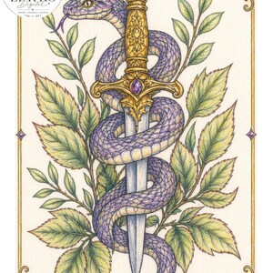 Pode incluir: Ilustra&ccedil;&atilde;o detalhada de uma espada com punho dourado e detalhes de pedras preciosas roxas, entrela&ccedil;ada com uma serpente roxa. Folhas verdes e bordas douradas decorativas emolduram o design central, criando uma est&eacute;tica m&iacute;stica.