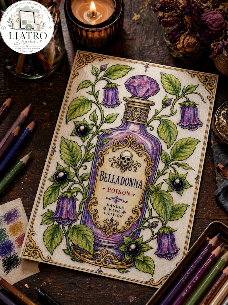 Pode incluir: Ilustra&ccedil;&atilde;o detalhada de uma garrafa de po&ccedil;&atilde;o roxa com o r&oacute;tulo "Belladonna Poison" com uma caveira. A garrafa &eacute; cercada por flores roxas em forma de sino e folhas verdes. A imagem est&aacute; em um fundo creme com l&aacute;pis de cor e uma vela acesa.