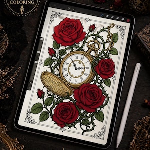 Pode incluir: P&aacute;gina para colorir digital ou imprim&iacute;vel com um rel&oacute;gio de bolso rodeado por rosas vermelhas e videiras verdes. O rel&oacute;gio tem algarismos romanos e est&aacute; ligado a uma corrente. A imagem est&aacute; num tablet com uma caneta.