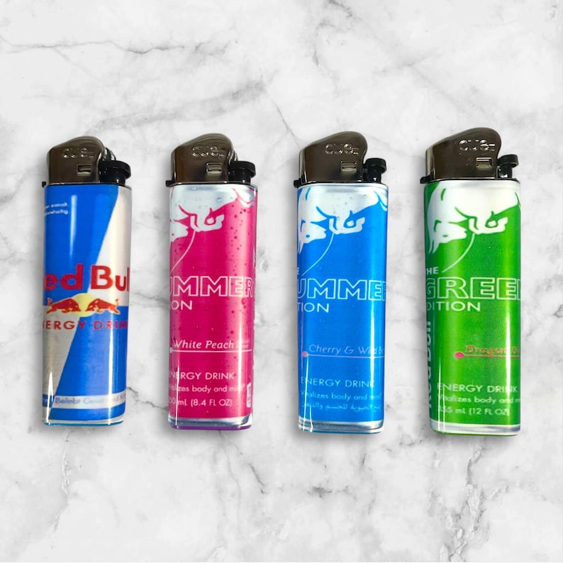 Pu&ograve; includere: Quattro accendini ricaricabili con design ispirati alle lattine di energy drink. Gli accendini presentano il logo e il testo Red Bull, con schemi di colori blu, rosa, blu e verde. Ogni accendino ha una parte superiore in metallo e un pulsante di accensione nero.