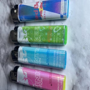 Confezione da 4 accendini a forma di bevanda energetica Red Bull / accendini divertenti / idea regalo / accendino a candela immagine 2