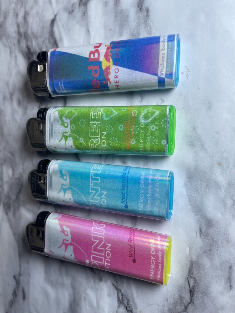 Confezione da 4 accendini a forma di bevanda energetica Red Bull / accendini divertenti / idea regalo / accendino a candela immagine 2