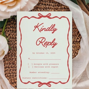 K&ouml;nnte beinhalten: Eine cremefarbene RSVP-Karte mit roter Schrift und rotem Rand, mit den Worten "Kindly Reply" und Aufforderungen f&uuml;r Antworten. Die Karte enth&auml;lt eine Frist bis zum 15. Oktober 2025 und Platz f&uuml;r G&auml;steinformationen. Die Karte ist von Blumen umgeben.