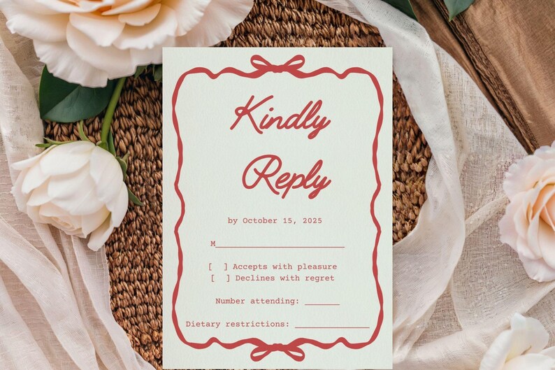 K&ouml;nnte beinhalten: Eine cremefarbene RSVP-Karte mit roter Schrift und rotem Rand, mit den Worten "Kindly Reply" und Aufforderungen f&uuml;r Antworten. Die Karte enth&auml;lt eine Frist bis zum 15. Oktober 2025 und Platz f&uuml;r G&auml;steinformationen. Die Karte ist von Blumen umgeben.
