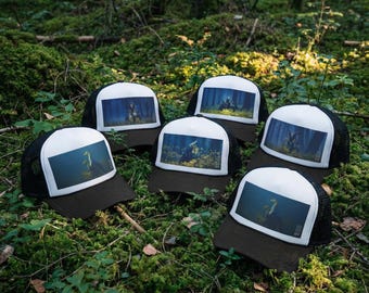 Magische blauwgele Fantasy Forest Creatures truckerpetten - Lanebreath Forest