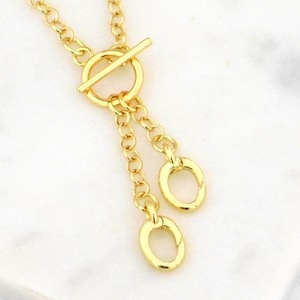 18-karaats vergulde bedelketting met rolo-ketting met knevelsluiting en dubbele druppelsluiting.