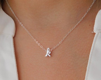Collar con inicial cursiva: plata de ley u oro, letra personalizada