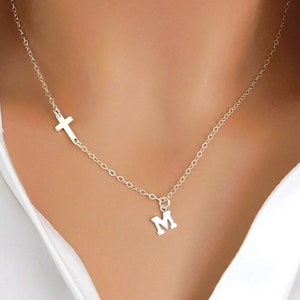 Collar con inicial de cruz lateral, regalo de confirmación, collar con letra personalizada, joyería cristiana, collar religioso, regalo de primera comunión