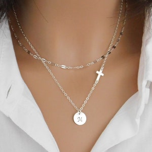 Collar de cruz de mujer, collar de cruz lateral, collar inicial, joyería personalizada, collar de letras personalizadas, cadena de cruz lateral cristiana