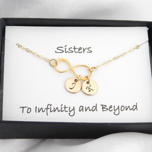 Braccialetto Infinity Gold Sisters con biglietto, iniziali personalizzate incise, ciondoli monogramma personalizzati, regalo speciale per sorelle, regalo di gioielli per sorelle
